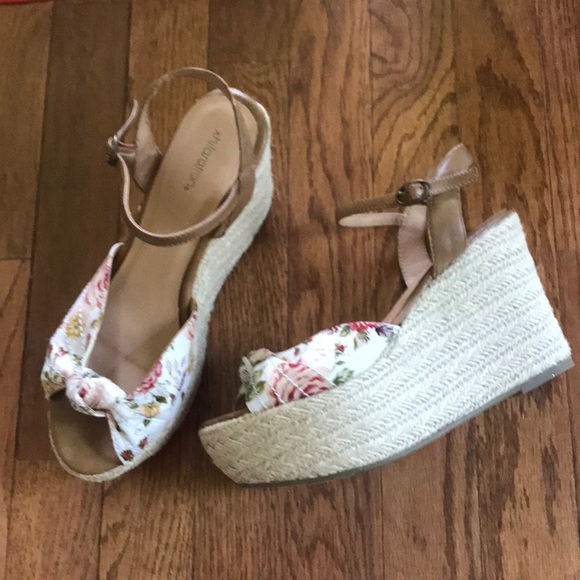 Xhilaration floral wedges - Picture 2 of 3
